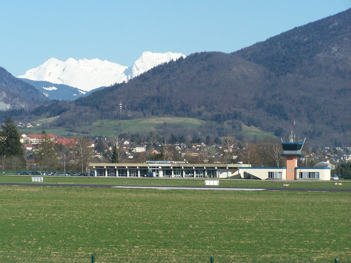 Aéroport Annecy Haute-Savoie Mont-Blanc — vue de l'aéroport