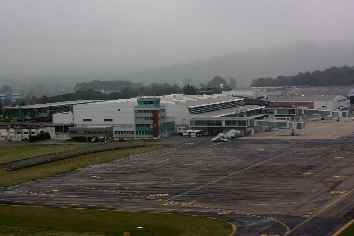 Aéroport Tarbes-Lourdes-Pyrénées — vue de l'aéroport