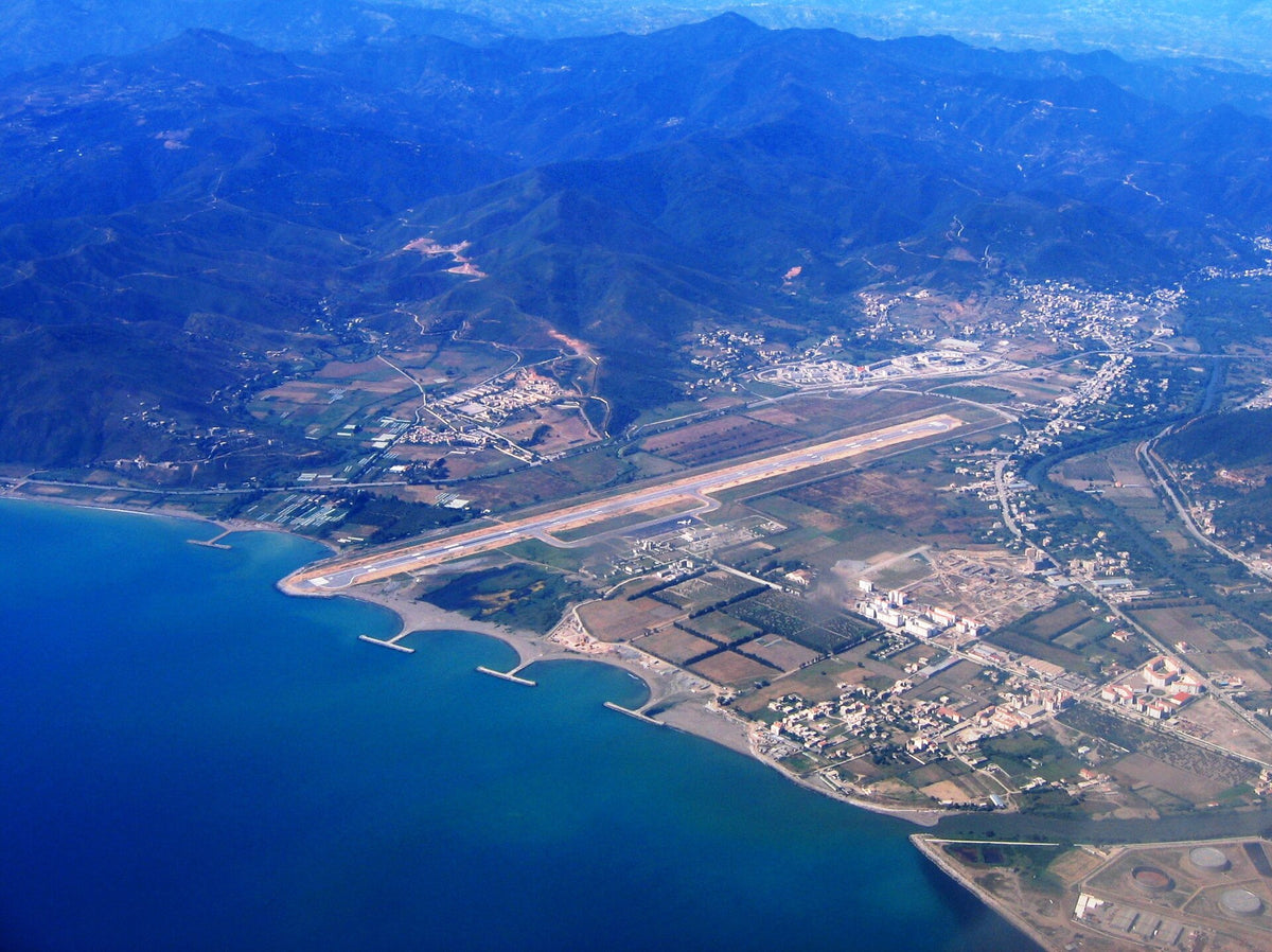 Aéroport de Béjaïa - Soummam Abane Ramdane — vue de l'aéroport