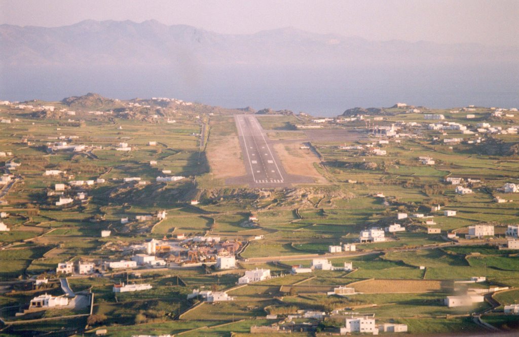 Aéroport national de l’île de Mykonos - Manto Mavrogenous — vue de l'aéroport